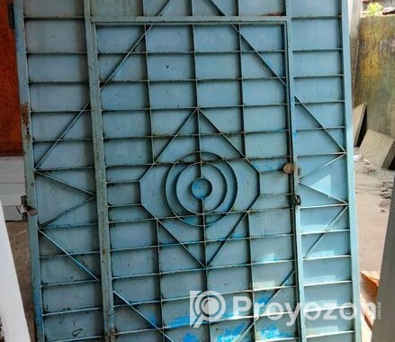 বাড়ির সামনের লোহার দরজা
