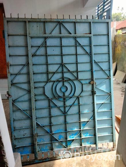 বাড়ির সামনের লোহার দরজা