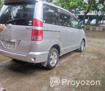 Toyota Noah 2004