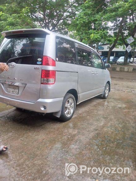 Toyota Noah 2004