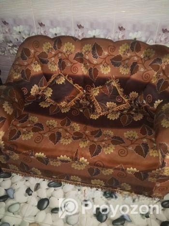 একটি দুই সিটের সোফা বিক্রি করব