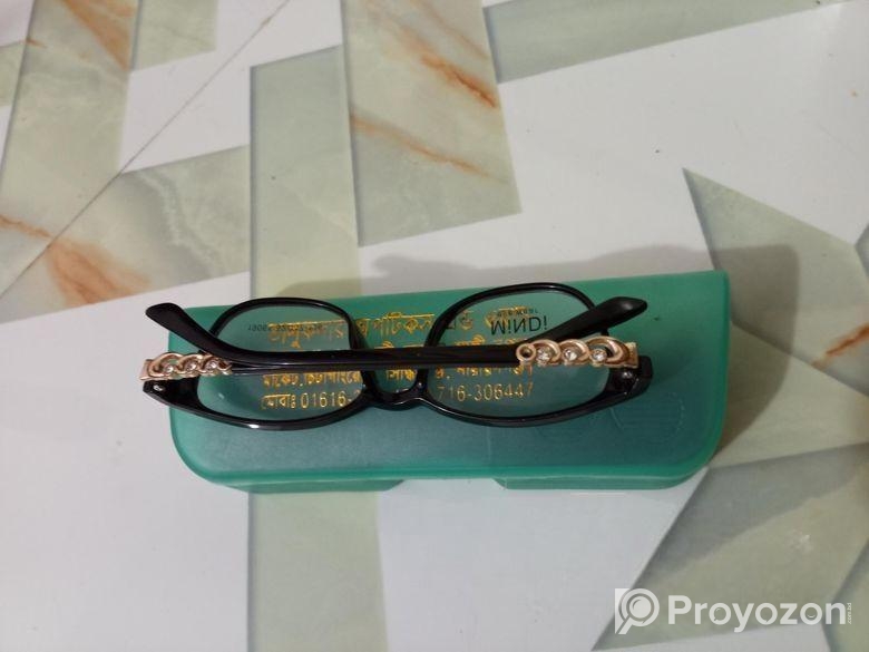 মেয়েদের চশমা