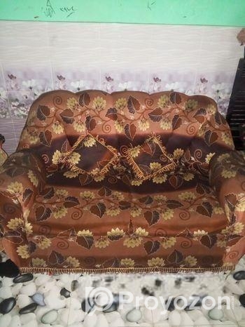 একটি দুই সিটের সোফা বিক্রি করব