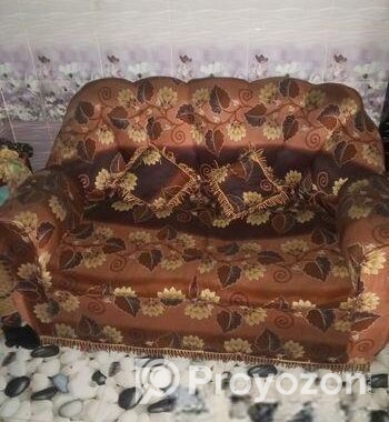 একটি দুই সিটের সোফা বিক্রি করব