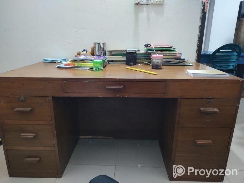 ৫ ফিটের একটি টেবিল বিক্রি হবে