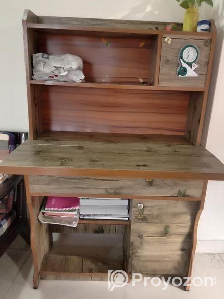 পড়ার টেবিল বিক্রি হবে