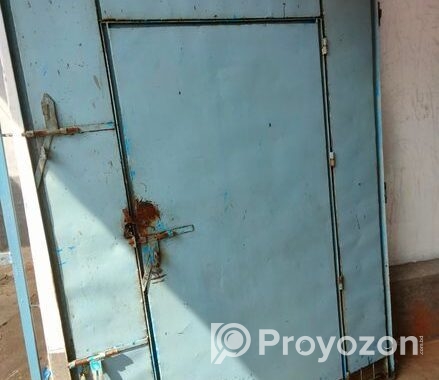 বাড়ির সামনের লোহার দরজা