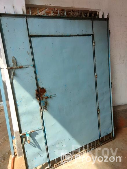 বাড়ির সামনের লোহার দরজা