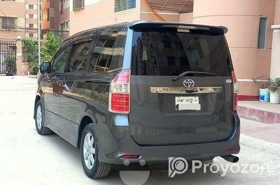 Toyota Noah X 2010