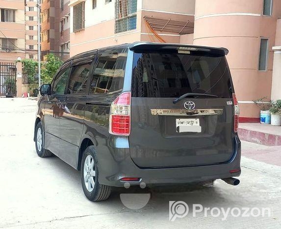 Toyota Noah X 2010