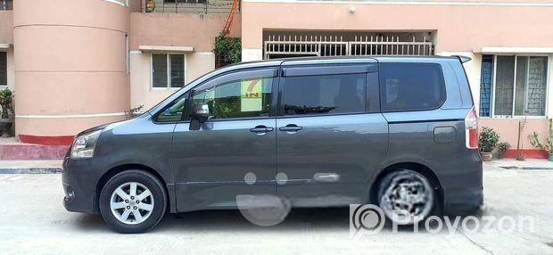 Toyota Noah X 2010