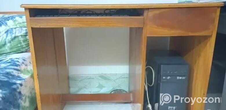 কাঠের ডেস্ক টেবিল