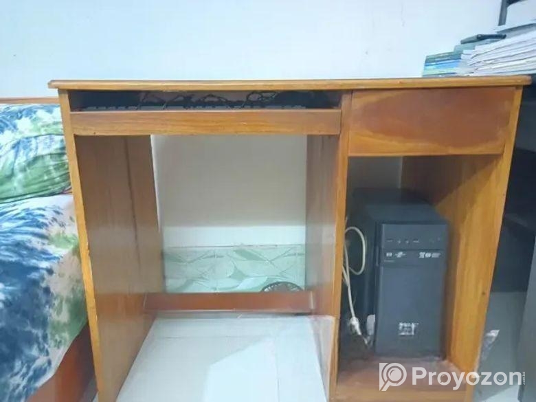 কাঠের ডেস্ক টেবিল
