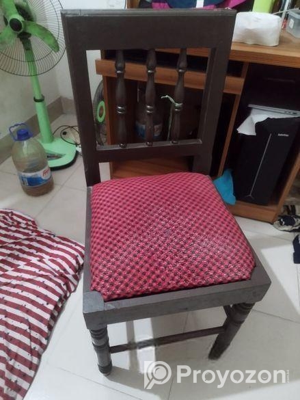 কাঠের চেয়ার