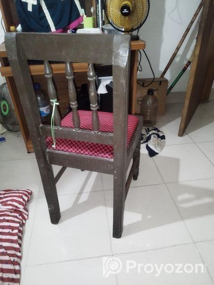 কাঠের চেয়ার