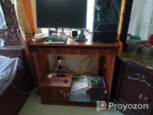 কম্পিউটার টেবিল