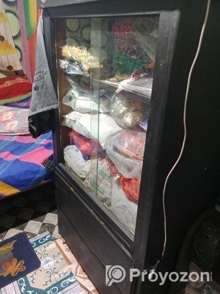 একটি ভালো মানের কাচের শোকেস