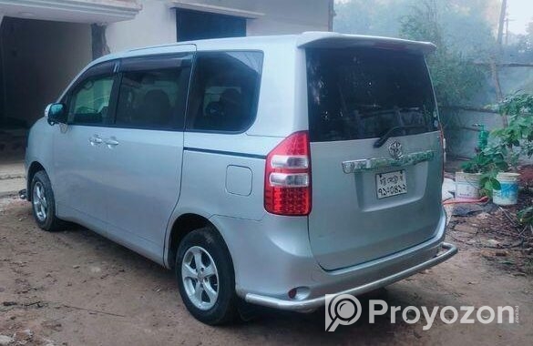Toyota Noah 2014