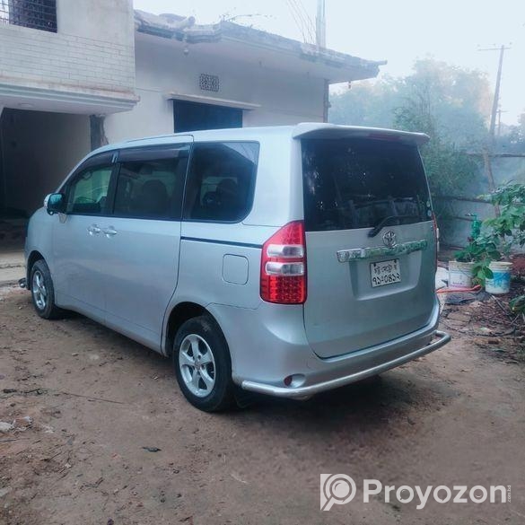Toyota Noah 2014