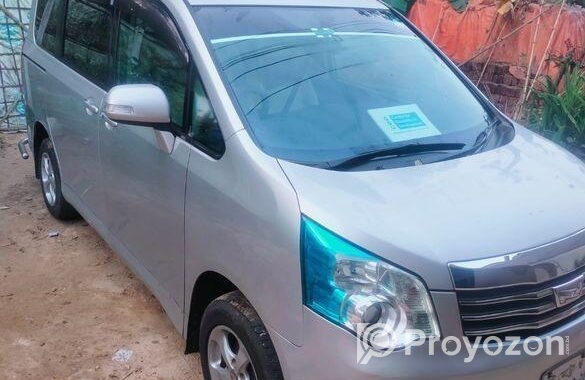 Toyota Noah 2014