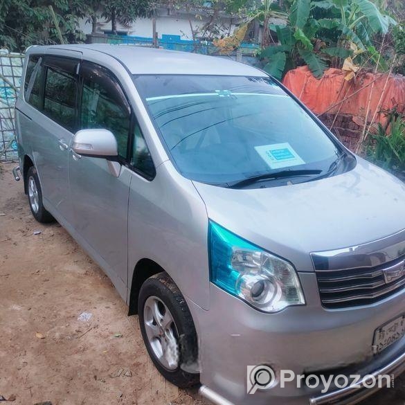 Toyota Noah 2014