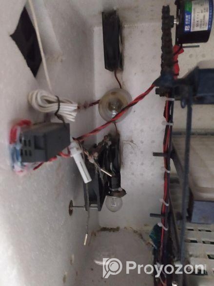 এটি একটি এসি ডিসি অটোমেটিক ইনকিউবেটর