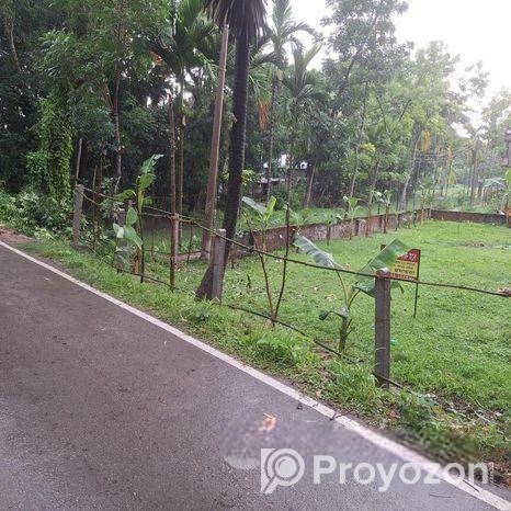 রাস্তার সাথে ১৩ শতাংশ দক্ষিণ মুখি বর্গাকার চমৎকার