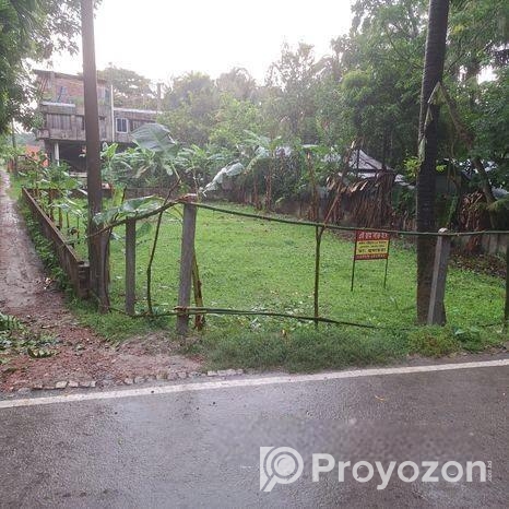 রাস্তার সাথে ১৩ শতাংশ দক্ষিণ মুখি বর্গাকার চমৎকার