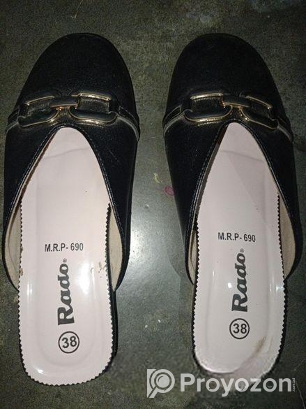 একবার ব্যবহার করা জুতা