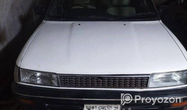Toyota Corolla . 1990