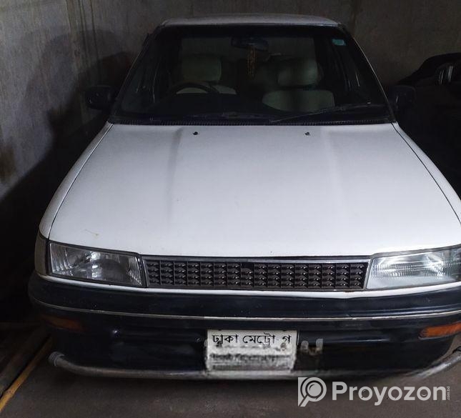 Toyota Corolla . 1990