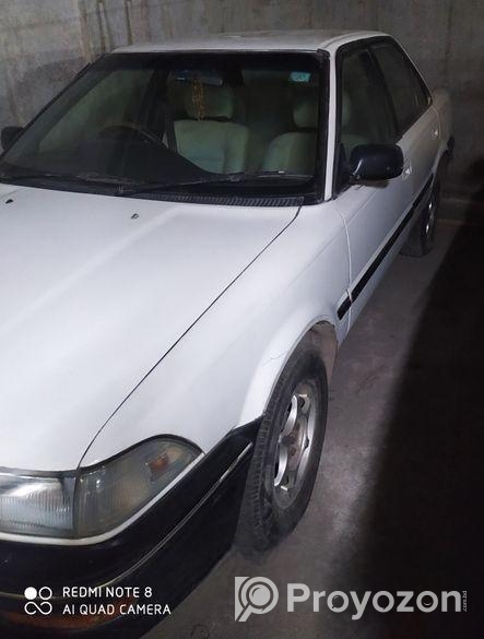 Toyota Corolla . 1990