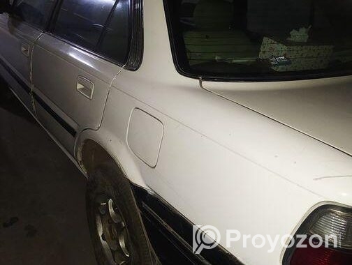 Toyota Corolla . 1990