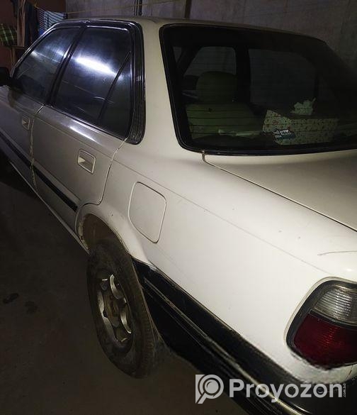 Toyota Corolla . 1990