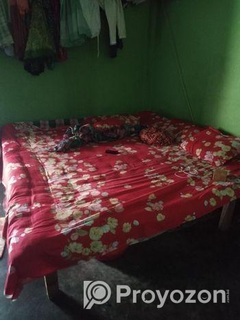 একটি বড় চৌকি এবং টেবিল বিক্রয় হবে