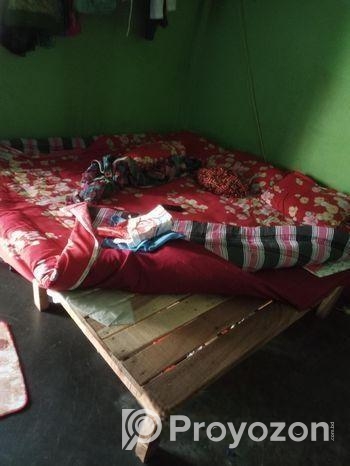 একটি বড় চৌকি এবং টেবিল বিক্রয় হবে