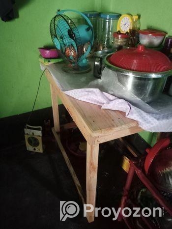 একটি বড় চৌকি এবং টেবিল বিক্রয় হবে