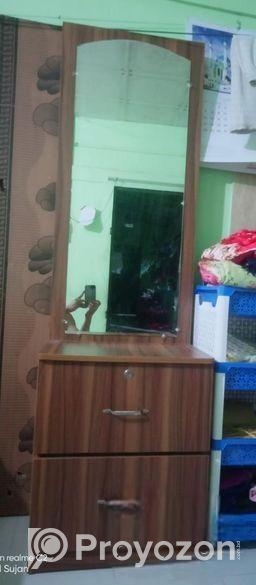 একটি ড্রেসিং টেবিল বিক্রি করা হবে