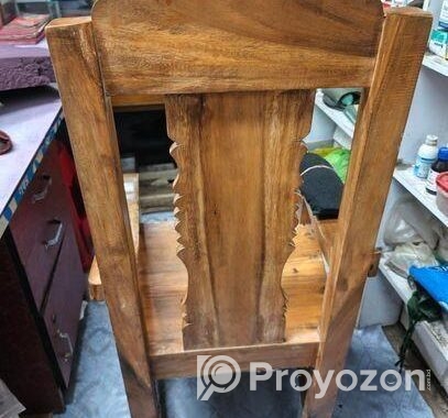 একটি কাঠের চেয়ার বিক্রি করা হবে