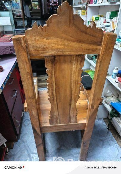 একটি কাঠের চেয়ার বিক্রি করা হবে