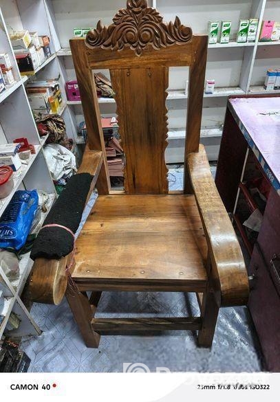 একটি কাঠের চেয়ার বিক্রি করা হবে