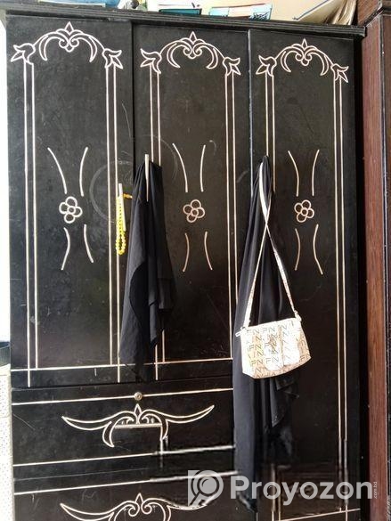 দুইটা আলমারি বিক্রি হবে