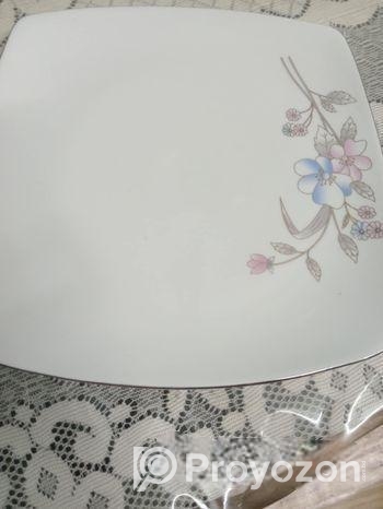 খুব ভালো মানের একটি ডিনার সেট একত্রিশ পিসের