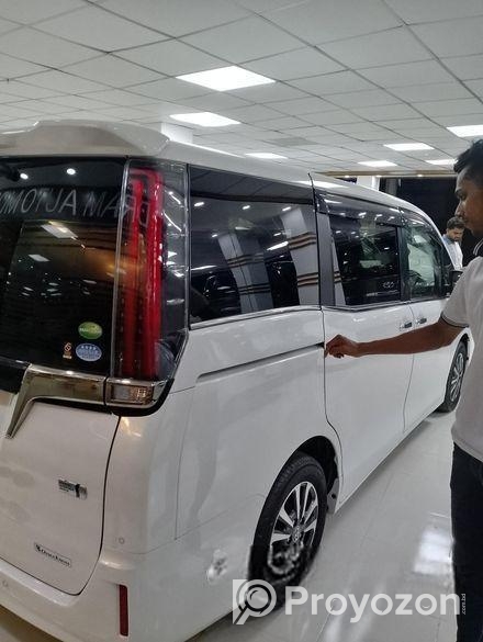 Toyota Esquire . 2020