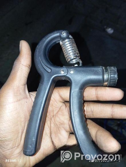 হাতের বডি বাড়ানোর একটি ব্যায়ামের সরঞ্জাম