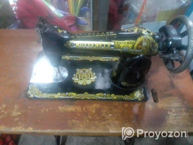 অনেক সুন্দর একটা সেলাই মেশিন বিক্রি হবে