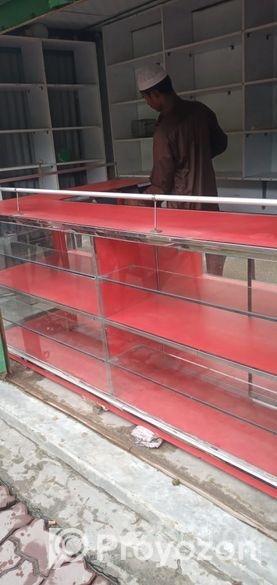 কাউন্টার টেবিল এবং দুইটা রেক