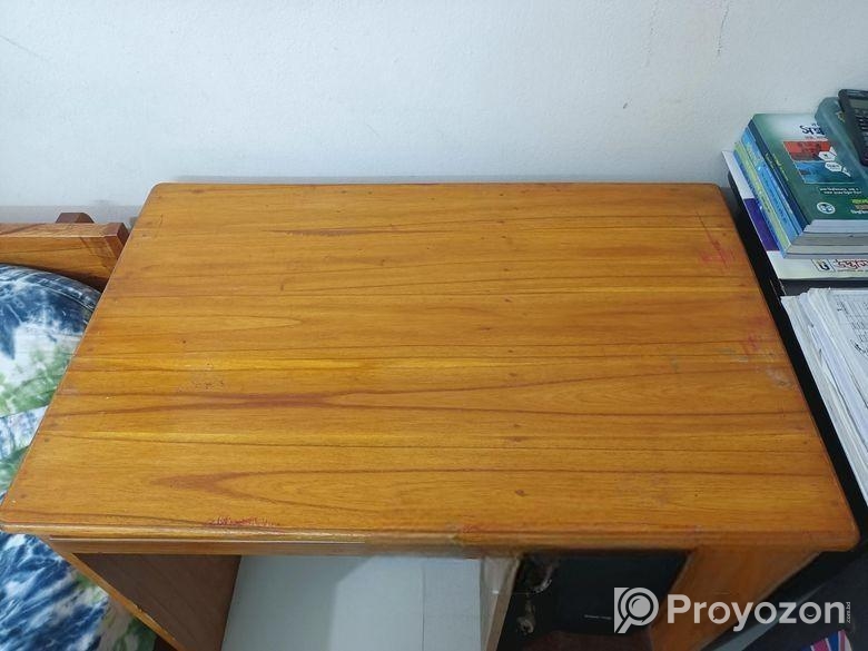 কাঠের ডেস্ক টেবিল