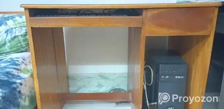 কাঠের ডেস্ক টেবিল