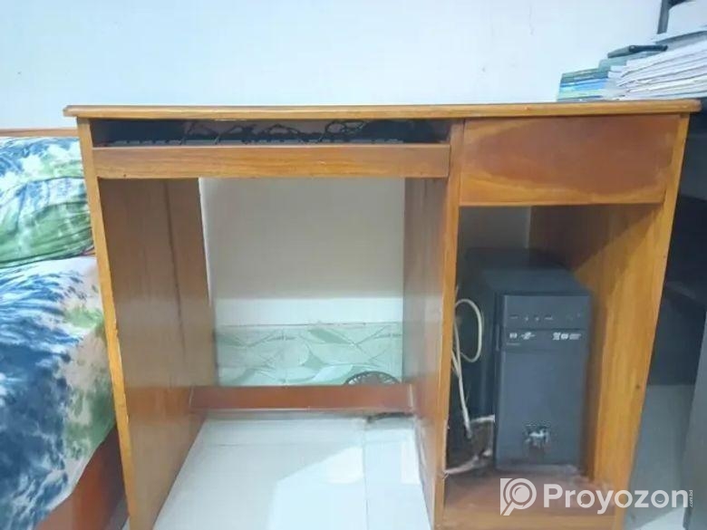 কাঠের ডেস্ক টেবিল